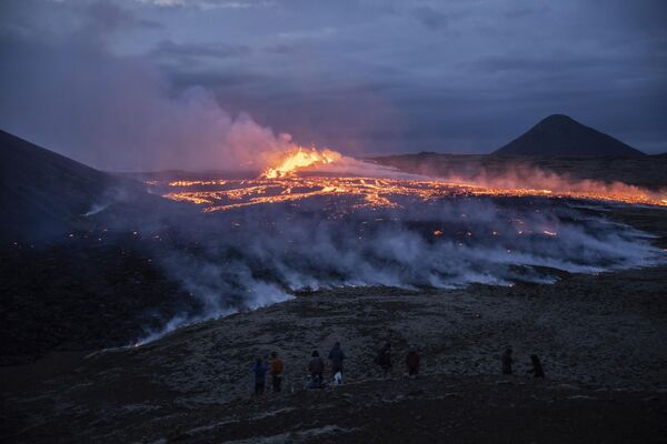 Извержение вулкана возле горы Литли-Хрутур в 30 км к юго-западу от Рейкьявика в Исландии. - Sputnik Таджикистан