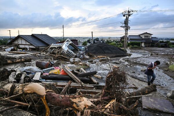 Проливные дожди обрушились на обширные районы острова Кюсю. Один человек погиб, а сотни тысяч людей были вынуждены покинуть свои дома на юго-западе Японии. - Sputnik Таджикистан
