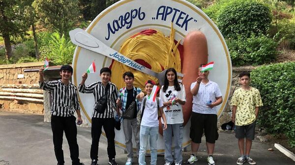 Таджикские школьники проводят летние каникулы в Артеке - Sputnik Таджикистан