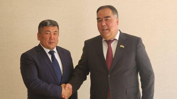 Глава Согдийской области Раджаббой Ахмадзода и полномочный представитель президента Кыргызстана в Баткенской области Абдикарим Алимбаев - Sputnik Таджикистан