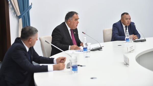 Глава Согдийской области Раджаббой Ахмадзода на встрече с главой кыргызского Кабмина Акылбеком Жапаровым - Sputnik Таджикистан