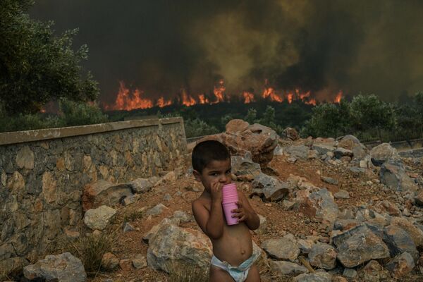 В Европе аномально высокая температура вызвала серию лесных пожаров, власти эвакуировали 1200 детей с  морского курорта недалеко от Афин. - Sputnik Таджикистан