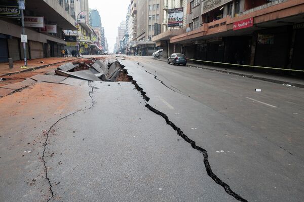 Общий вид поврежденной дороги в центре Йоханнесбурга после взрыва, который произошел в час пик 19 июля 2023 года.  - Sputnik Таджикистан