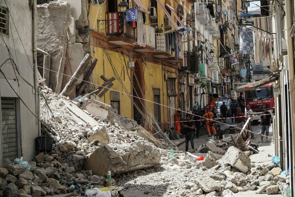 Спасатели работают на месте обрушившегося здания в Торре-дель-Греко недалеко от Неаполя. - Sputnik Таджикистан