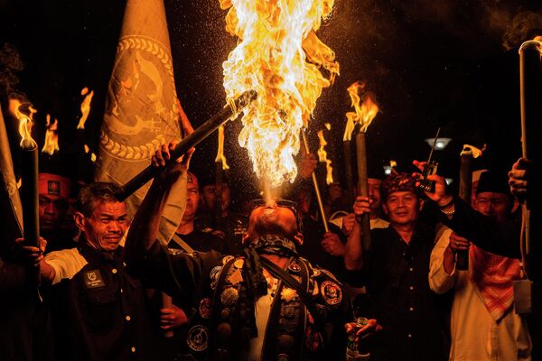 Мусульмане проводят факельный парад в честь Нового года по исламскому календарю в Богоре. - Sputnik Таджикистан
