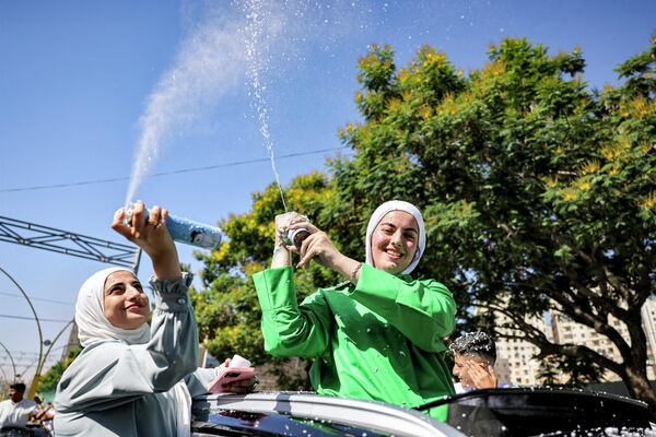 Палестинские студенты празднуют выпускной. - Sputnik Таджикистан