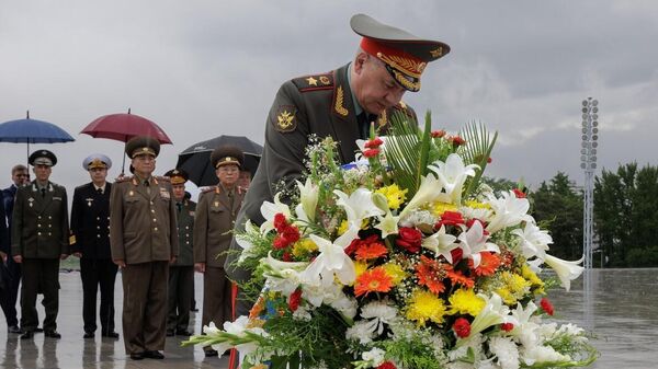 Шойгу возложил цветы к Монументу Освобождения в Пхеньяне - видео - Sputnik Таджикистан