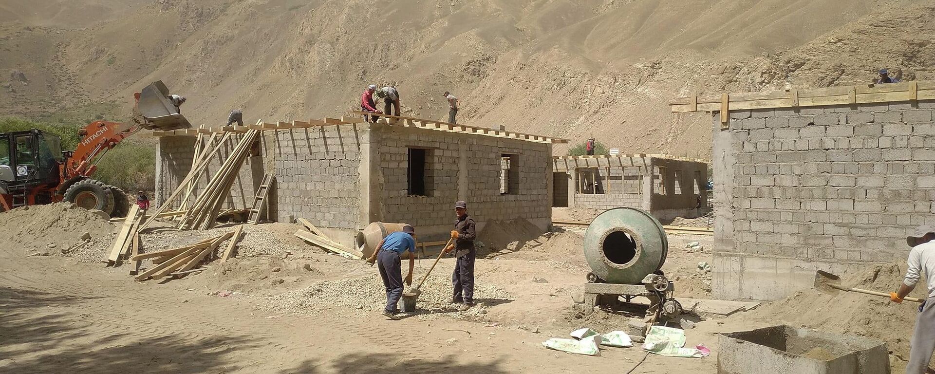 Строительство домов в Рошткалинском районе - Sputnik Таджикистан, 1920, 01.02.2026