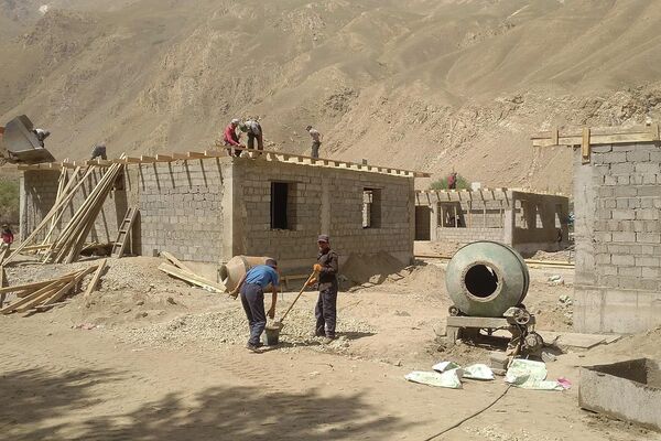 Процесс строительства домов в Рошткалинском районе. - Sputnik Таджикистан