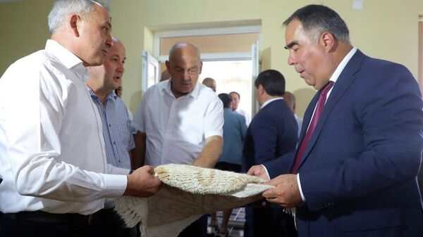 Главу Согда впечатлили истаравшанские ковры ручной работы - Sputnik Таджикистан