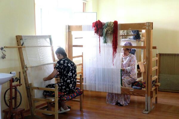 Процесс шитья ковров вручную. - Sputnik Таджикистан
