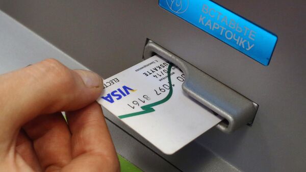 Оплата услуг с помощью банковских карт в терминале - Sputnik Таджикистан