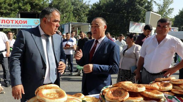 Раджаббой Ахмадзода посетил ярмарку сельхозпродукции в Худжанде - Sputnik Таджикистан