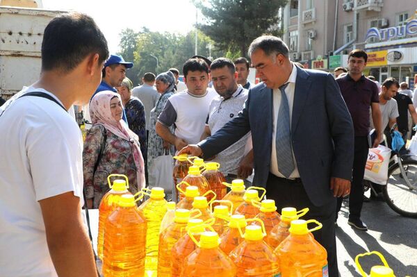 Председатель Согда возле лавки с маслом. - Sputnik Таджикистан