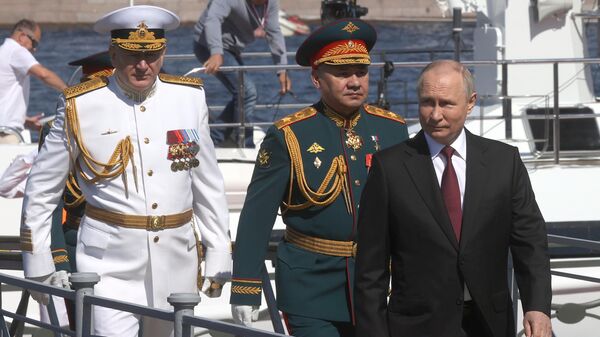Президент РФ В. Путин принял Главный военно-морской парад - Sputnik Тоҷикистон