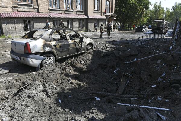Автомобиль, сгоревший в результате обстрела Донецка со стороны ВСУ.  - Sputnik Таджикистан