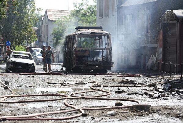 Автобус, сгоревший  при обстреле Донецка.  - Sputnik Таджикистан