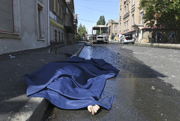 Мужчина, погибший в результате обстрела Донецка со стороны ВСУ.  - Sputnik Таджикистан