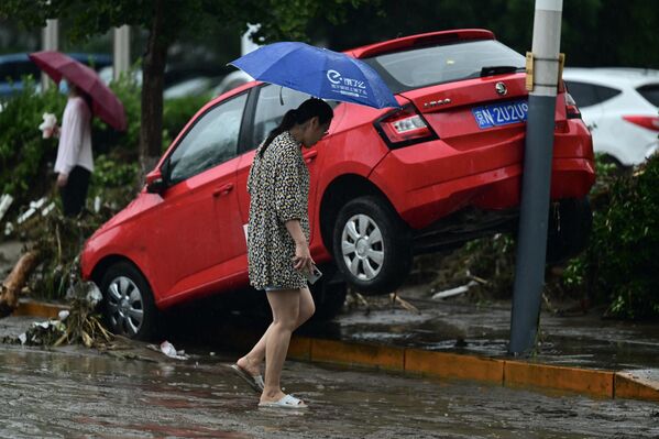В Китае объявили &quot;красный&quot; уровень предупреждения из-за тайфуна &quot;Доксури&quot;. - Sputnik Таджикистан