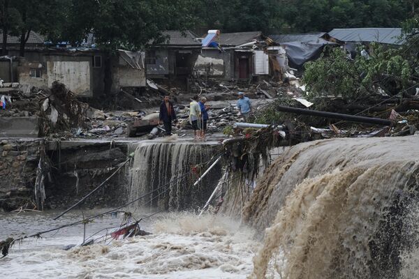 В результате проливных дождей погибли 11 человек. - Sputnik Таджикистан