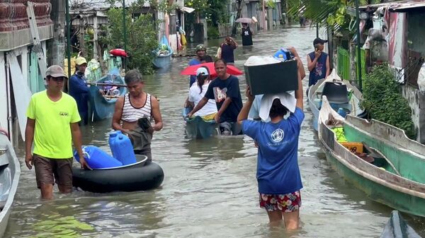 Вместо авто на каноэ: тайфуном затопило города на Филиппинах ― видео - Sputnik Тоҷикистон