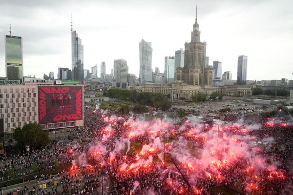 Люди зажигают факелы в столице Польши, когда страна отмечает 79-ю годовщину начала Варшавского восстания, против немецких оккупантов во время Второй мировой войны. - Sputnik Таджикистан