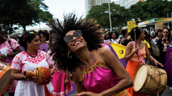 Женщина танцует во время марша чернокожих женщин против расизма, насилия и угнетения в Рио-де-Жанейро, Бразилия - Sputnik Таджикистан