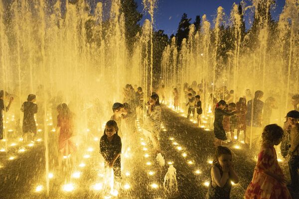Дети спасаются от жары в фонтане в Иерусалиме. - Sputnik Таджикистан
