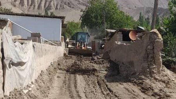В поселке Лангар джамоата Урметан провели расчистку жилых помещений и дорог - Sputnik Таджикистан