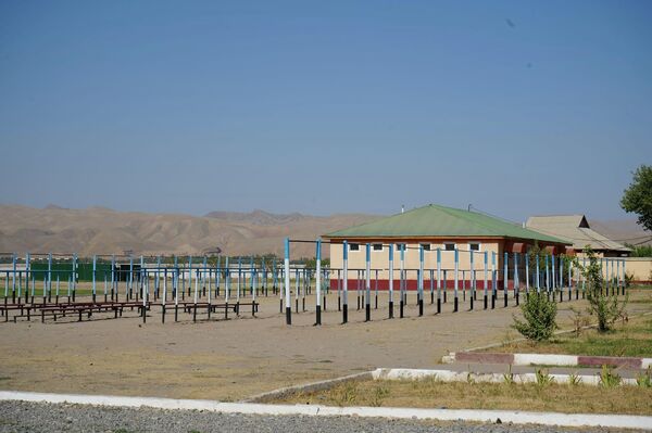 Спортивная площадка сухопутного подразделения в Хатлоне. - Sputnik Таджикистан