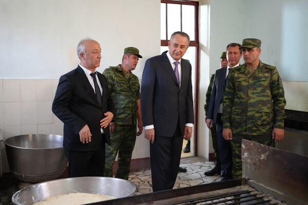 Глава региона инспектирует воинскую часть. - Sputnik Таджикистан