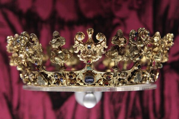 Женская корона - самая ценная часть Сродского клада. Это украшение по случаю свадьбы. - Sputnik Таджикистан