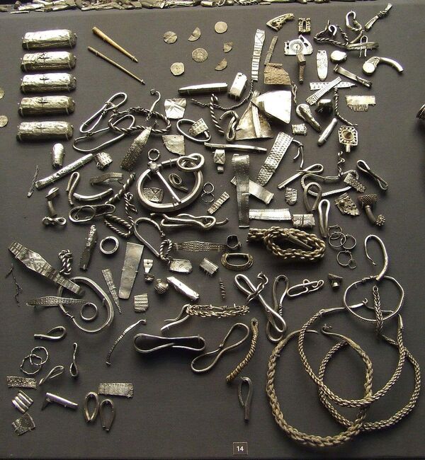 Клад Куэрдейла - состоит из более чем 8600 предметов, включая серебряные монеты, английские и каролингские украшения, хаксильвер и слитки. Он был обнаружен 15 мая 1840 г. в Англии. - Sputnik Таджикистан