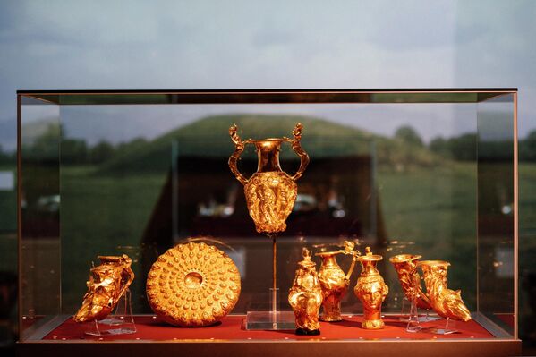 Клад из Панагюриште - один из наиболее известных золотых кладов с фракийскими артефактами, найденных в Болгарии. - Sputnik Таджикистан