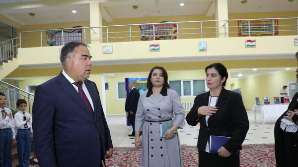 Председатель Согдийской области Раджаббой Ахмадзода посетил школу для одаренных детей в Бустоне - Sputnik Таджикистан