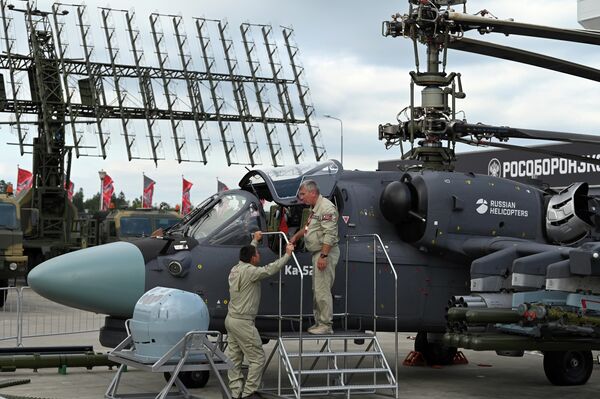 Модернизированную версию разведывательного-ударного вертолета Ка-52М &quot;Аллигатор&quot; впервые продемонстрировали публично на форуме &quot;Армия-2023&quot;. - Sputnik Таджикистан