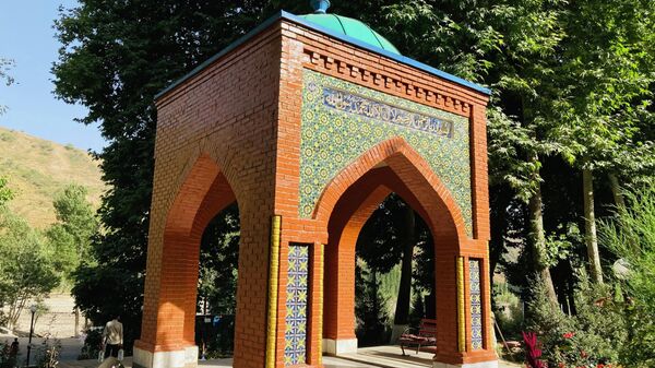Красивые окрестности мавзолея Султан Увайс-и Карани - Sputnik Таджикистан