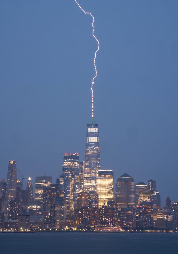&quot;Выстрел&quot; молнии во Всемирный торговый центр в нижнем Манхэттене. - Sputnik Таджикистан