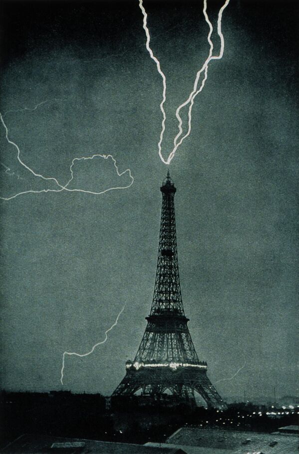 Одно из самых ранних фото молнии в городских условиях: искры летят в Эйфелеву башню, 3 июня 1902 года. - Sputnik Таджикистан