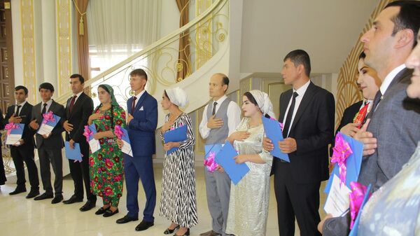 В Хатлоне выдали земельные участки молодым преподавателям - Sputnik Таджикистан