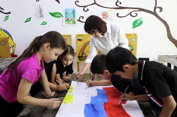 Дети рисуют российский флаг в &quot;Русском доме&quot; в Худжанде. - Sputnik Таджикистан