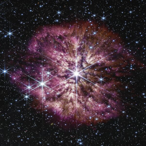 Звезда Вольф-Райе 124 (в центре) в редкой и мимолетной фазе на пороге смерти. - Sputnik Таджикистан