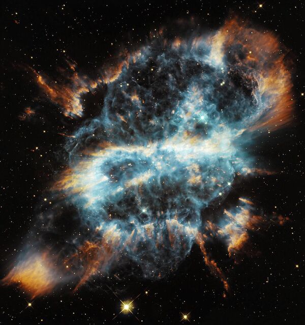 Планетарная туманность NGC 5189 представляет собой заключительный краткий этап в жизни такой звезды, как Солнце: пожирая остатки топлива в ядре, она выбрасывает большую часть внешних областей, которые затем нагреваются и ярко светятся, демонстрируя сложные структуры. - Sputnik Таджикистан