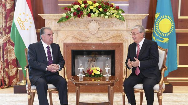 Таджикский лидер Эмомали Рахмон в ходе встречи с президентом Казахстана Касым-Жомартом Токаевым - Sputnik Таджикистан