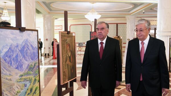 Эмомали Рахмон посетил выставку народных ремёсел в Казахстане - Sputnik Таджикистан