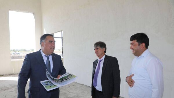 Раджаббой Ахмадзода ознакомился с ходом строительства объектов в аэропорту Худжанда - Sputnik Таджикистан