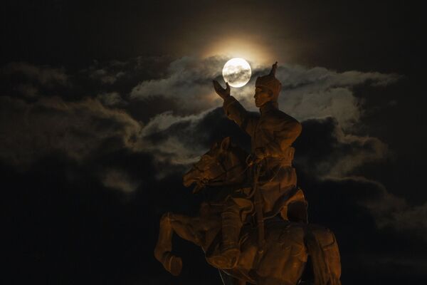 Суперлуна восходит возле конной статуи Дамдина Сухэ-Батора на одноименной площади в Улан-Баторе. - Sputnik Таджикистан