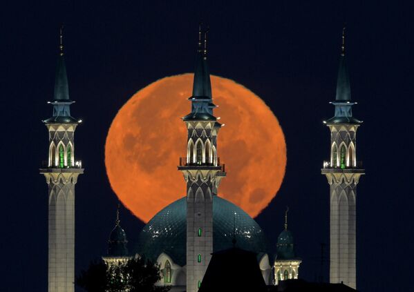 Вид на полную Луну и мечеть Кул-Шариф в Казани. - Sputnik Таджикистан