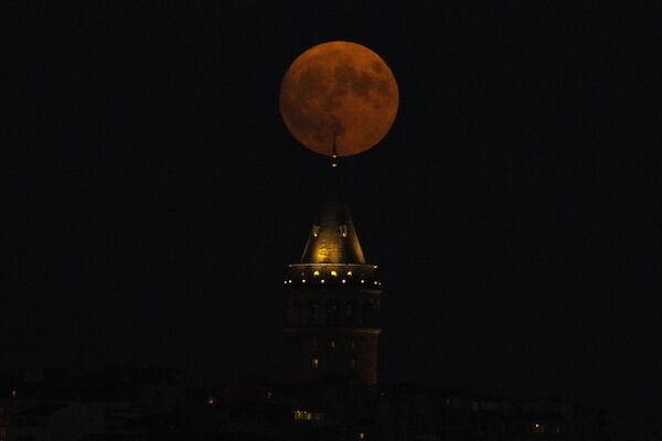 Полная Луна восходит за башней Галата в Стамбуле. - Sputnik Таджикистан