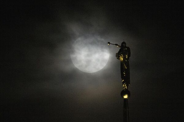 Суперлуна над статуей ангела Морония в Кенсингтоне (США). - Sputnik Таджикистан